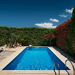 Luka With Private Pool Apartment