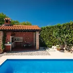 Luka With Private Pool Apartment Frata