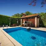 Luka With Private Pool Frata