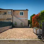 Apartment Luka With Private Pool Frata