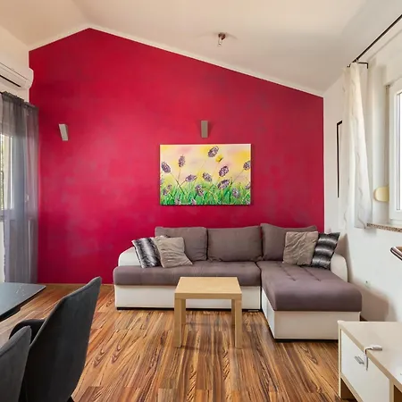 Luka With Private Pool Frata