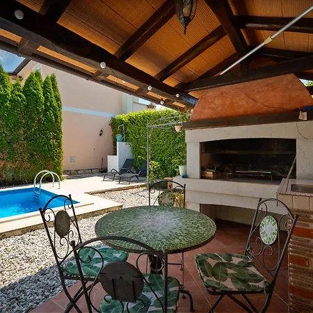 Luka With Private Pool Апартаменты *