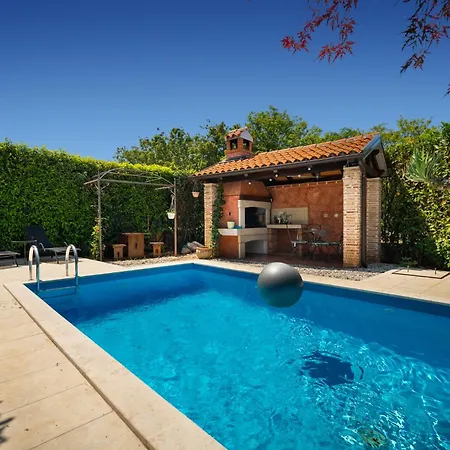 Luka With Private Pool Frata