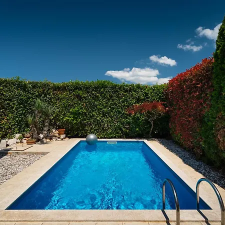 Luka With Private Pool דירה