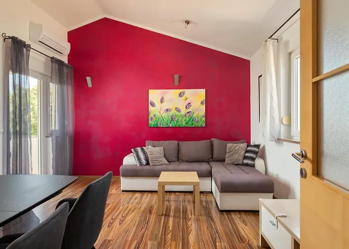 Luka With Private Pool Frata