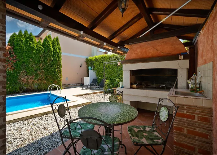 Luka With Private Pool Appartement *