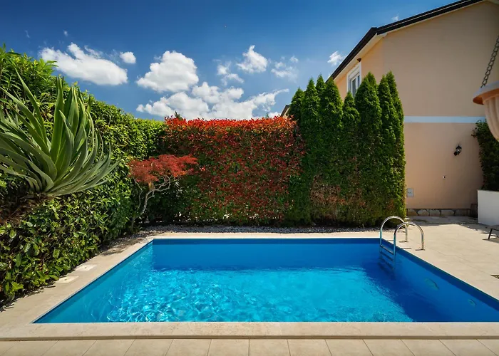 Luka With Private Pool Appartement Frata