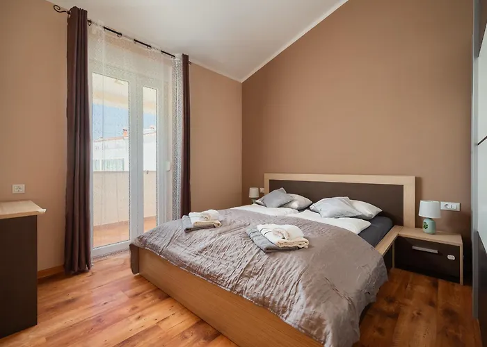 Luka With Private Pool Frata