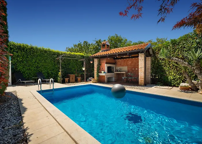 Luka With Private Pool Frata